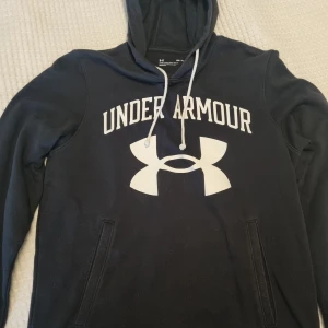 Hoodie  - Hoodie från Under armour. Inga byten.