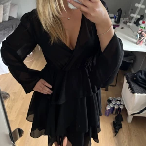 Svart volangklänning - Intressekoll på denna så fina klänning från nakd💗💗passar upp till M