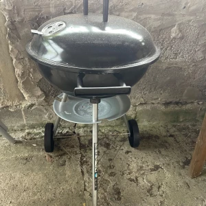 Grillboken - En bok för dig som älskar att grilla! Upptäck tips, recept och inspiration för att ta din grillning till nästa nivå. Perfekt för sommarens alla grillkvällar och för dig som vill imponera på vännerna med nya smaker.