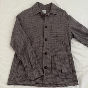 Rutig overshirt från John Henric - Säljer en snygg rutig overshirt från John Henric, storlek S.