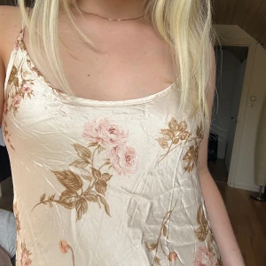 Rosa nattlinne i satin med rosor - Jättefint kortare nattlinne i ljusrosa med rosor på 🌹passar S/M