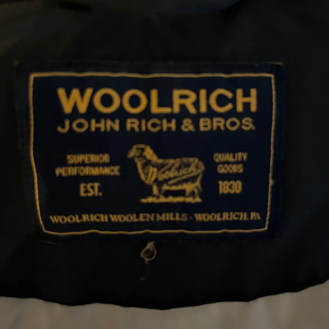 Svart jacka med huva från Woolrich - 3