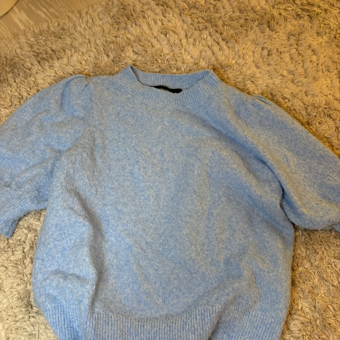 Ljusblå stickad tröja med puffärm - 2