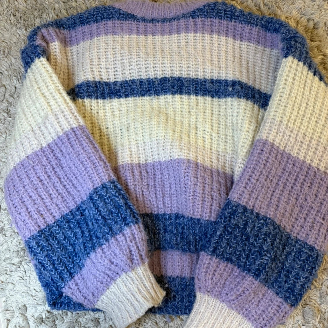 Randig stickad tröja i pastellfärger - 2