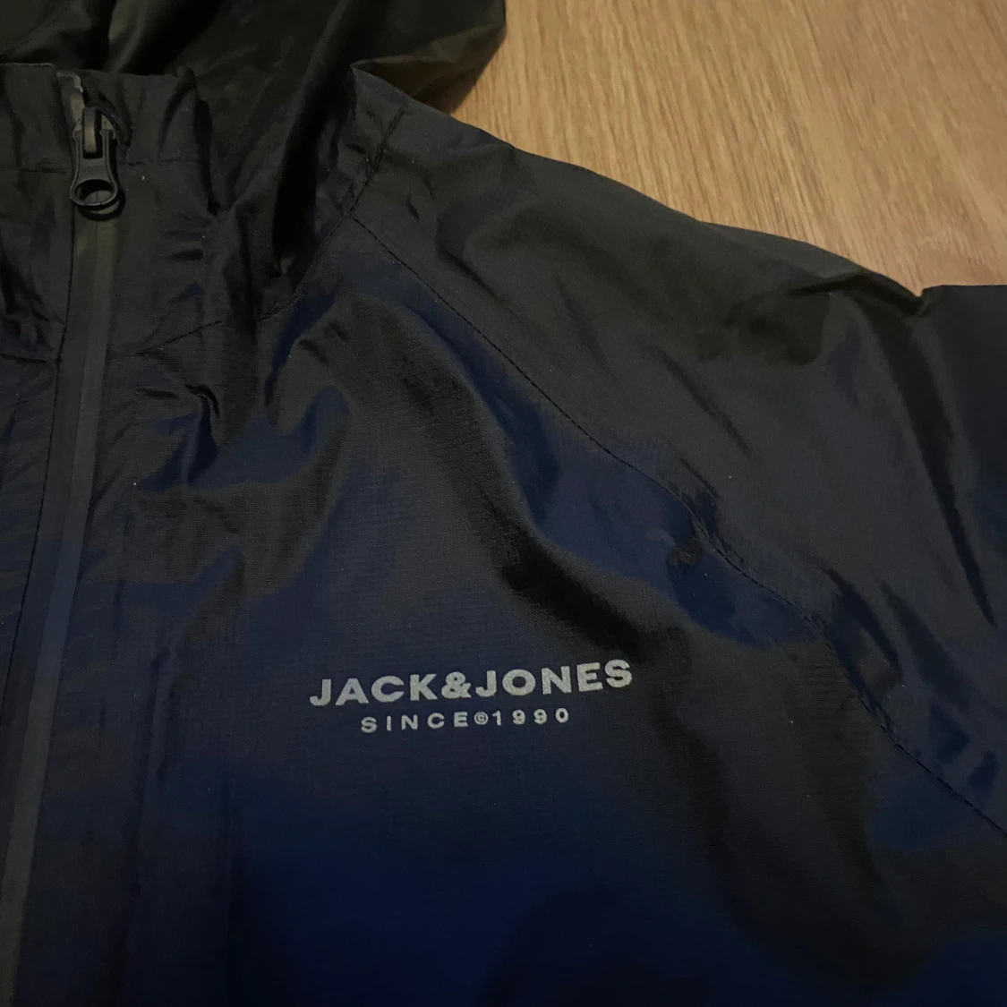 Svart vindjacka från Jack & Jones - 1