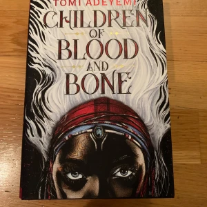 Children of Blood and Bone - En episk och hyllad fantasybok fylld av magi, kamp och mod. Perfekt för dig som älskar spännande äventyr och starka karaktärer. Boken har fått mycket beröm och är en favorit bland unga vuxna som vill försvinna in i en magisk värld.