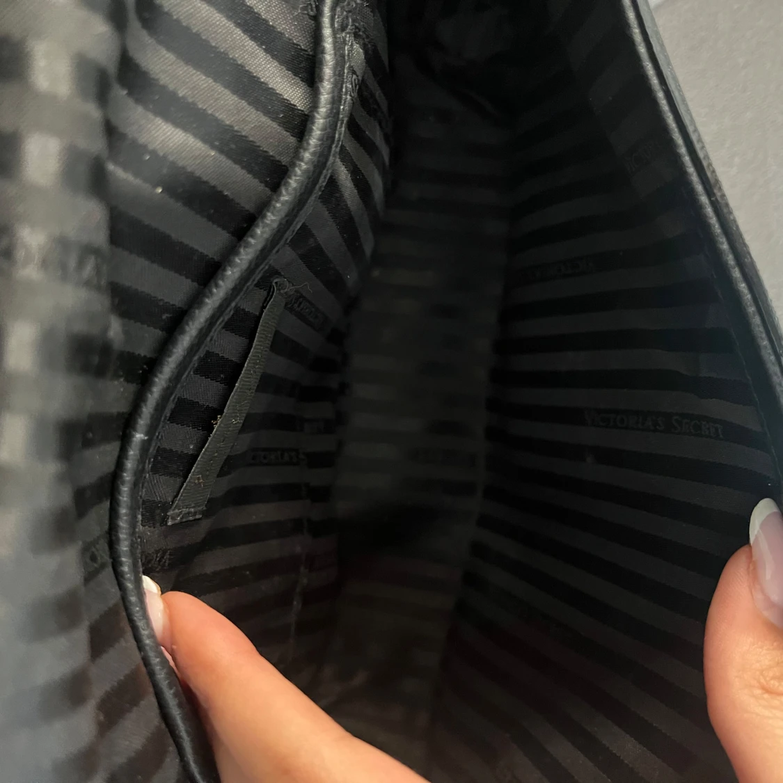 Svart quiltad axelväska från Victoria's Secret - 4