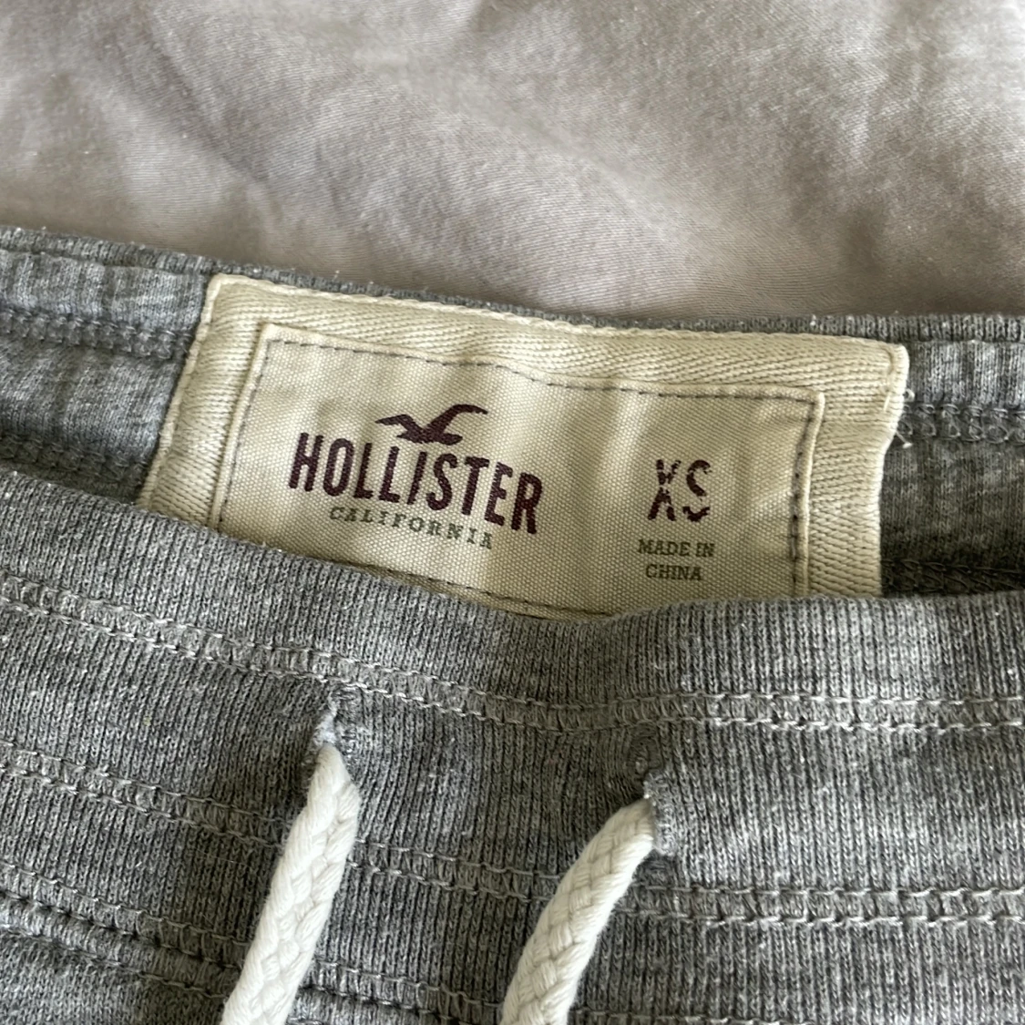 Grå mjukisshorts från Hollister - 1