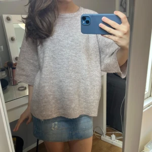 Stickad Trekvarts tröja  - Säljer denna fina stickade tröjan ifrån Lager 157 i storlek XS, bra skick och har inga defekter. Den kommer inte till användning längre så säljer pga det. Skriv för fler bilder eller frågor! 💓