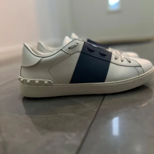 Valentino open - Ett par valentino opens i top skick, såklart äkta. Dm för bevis. Sulan är lite smutsig men går att göra rent👍 kom dm vid intresse😀