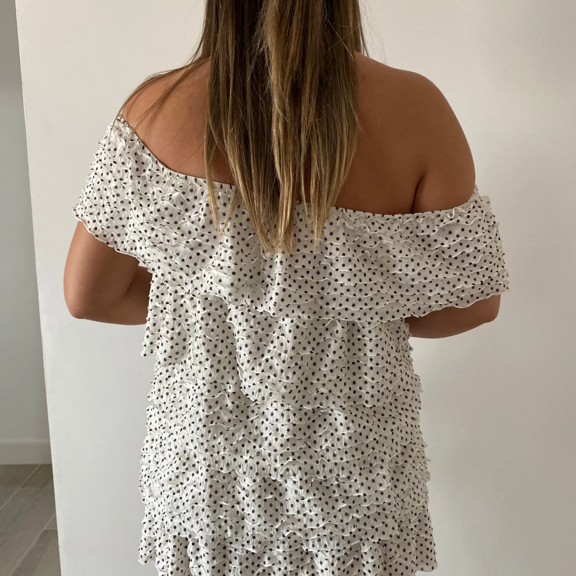 Vit offshoulder klänning med volanger och prickigt mönster - 1