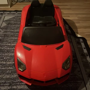 Ej bok – leksaksbil med fjärrkontroll den är ny - Det här är ingen bok, utan en röd leksaksbil med plats för en barn 3-5, ratt, fjärrkontroll och laddare. Perfekt för unga bilentusiaster som vill köra runt hemma eller utomhus. Snygg design och enkel att styra med fjärrkontrollen. 