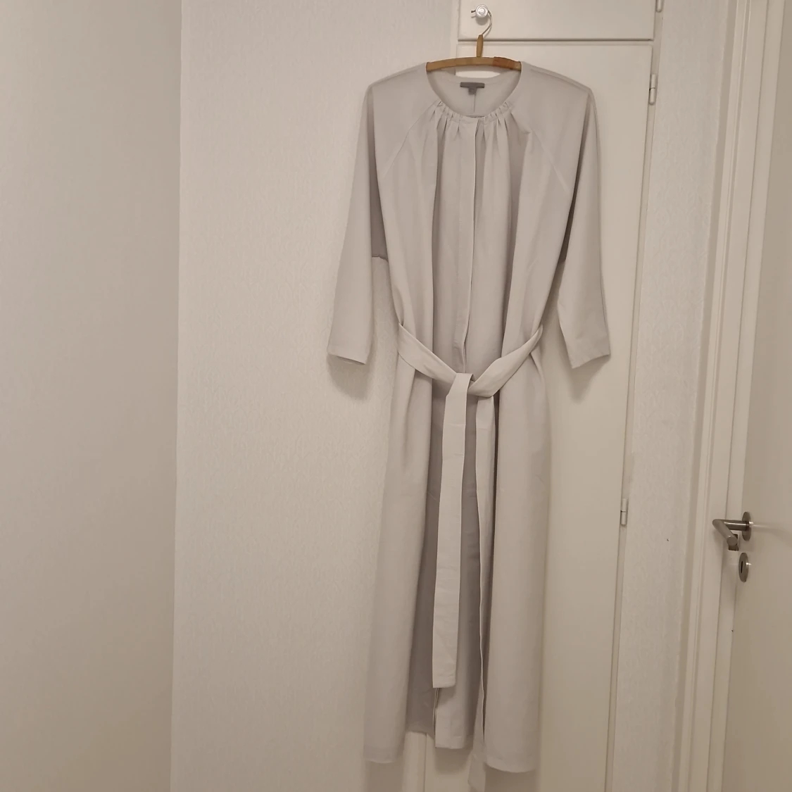 Ljusgrå/ljusblå långklänning med bälte från COS