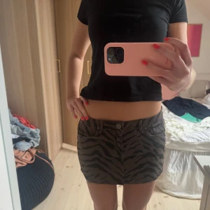 Minikjol med zebramönster - Minikjol med zebra tryck. Skulle säga att den är lite grön/brun