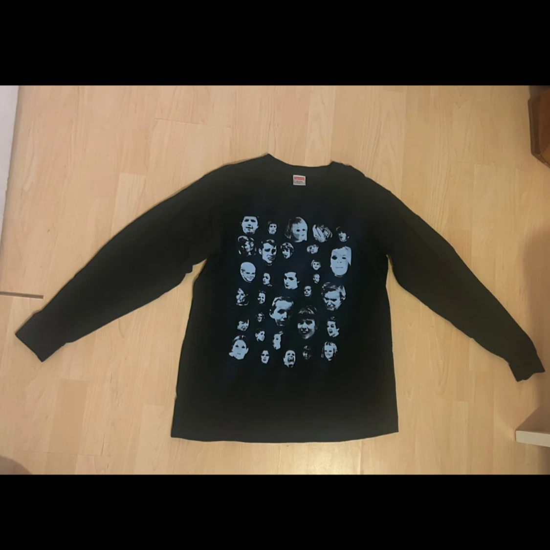 Supreme, svart långärmad tröja med ansikten