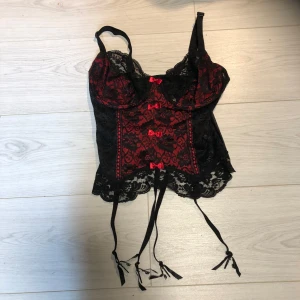 Korsett top  - Köpte på en liten butik i Stockholm men den va tyvärr inte min storlek. Storleken är 80C, typ S. Jättefin och i bra skick 💗💗