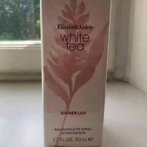 Elizabeth Arden White Tea Ginger Lily Eau de Toilette - Fräsch och blommig parfym från Elizabeth Arden, White Tea Ginger Lily. Kommer i en elegant vit kartong med subtilt blommönster. Innehåller 50 ml eau de toilette spray med noter av vit te och ingefärslilja.