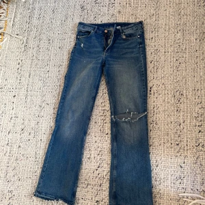 Blå bootcut jeans med slitning - Blå bootcut med hål 