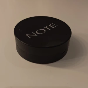 NOTE Baked Blusher 04 Deeply Bronze - Säljer en NOTE Baked Blusher i nyansen 04 Deeply Bronze. Kommer i en rund svart dosa med spegel i locket. Färgen är en varm, skimrande bronzig ton som passar perfekt för att ge kinderna en solkysst look. Innehåller 10 g. Och jag har använt den en gång.