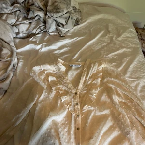 Snygg Zara blus som är prefekt nu till sommaren! - Zara blus som har använts en gång. Stilren och passar till allt perfekt nu till sommaren💕