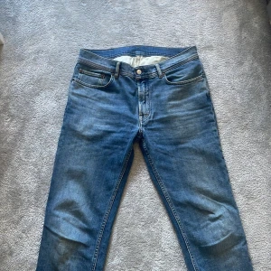 Acne jeans  - Skit snygga Acne jeans i skick 10/10. Dem sitter slim/ straight. Nypris 3000+ mitt pris = 800. PRIS KAN DISKUTERAS I SNABB AFFÄR!
