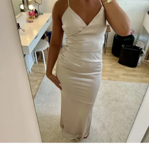 Chanpangefärgad balklänning - Chanpangefärgad bal/ fin klänning i storlek 34..  Köpt på plick och säljer då den inte passade. Endast använt 1 gång tidigare💗 