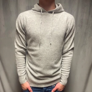 Kashmir/Merino hoodie - En schysst ljusgrå Kashmir/Merino hoodie! Storlek M! Modellen är 177cm lång, passar längre! Endast testad, därför nyskick! Hör av dig vid frågor!🌟