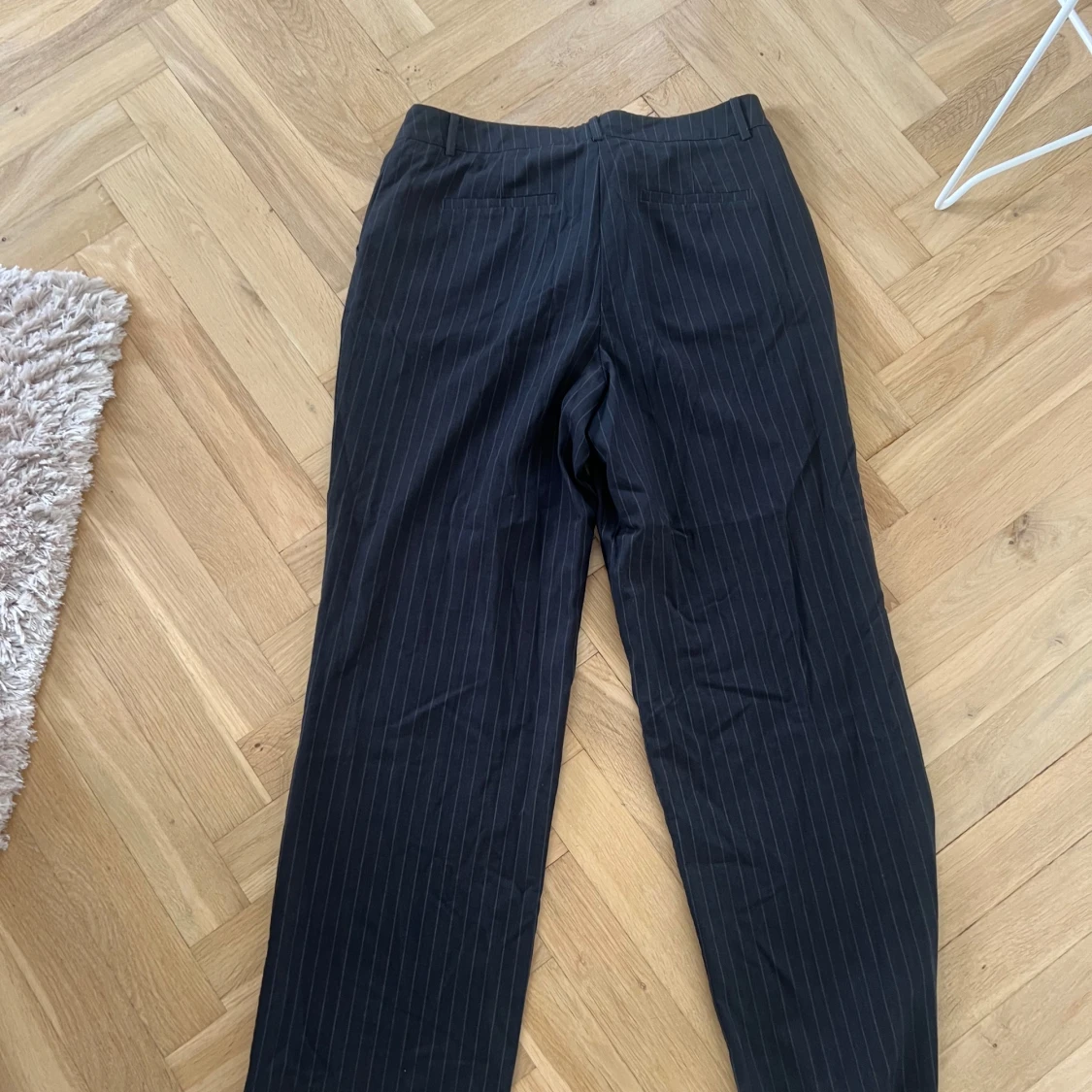 Svarta kostymbyxor med diskreta ränder - 1