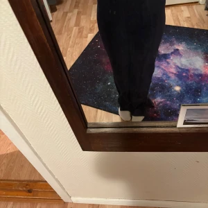 Svarta manchesterbyxor med wide fit - Säljer ett par svarta manchesterbyxor med breda ben och hög midja. Byxorna har en klassisk look och är tillverkade i mjuk manchester som ger en skön känsla. Perfekta för dig som gillar en avslappnad men ändå stilren stil. Har använt för några år sedan. Har chansat med storleken vet inte riktigt, men jag är 1,63.