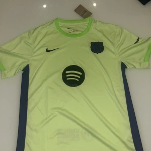 FC Barcelona bortatröja Nike - Säljer en fanmade FC Barcelona fotbolls tröja, helt nyskick och oanvänd med tagen. Står storlek XXL men är liten i storleken och passar XL