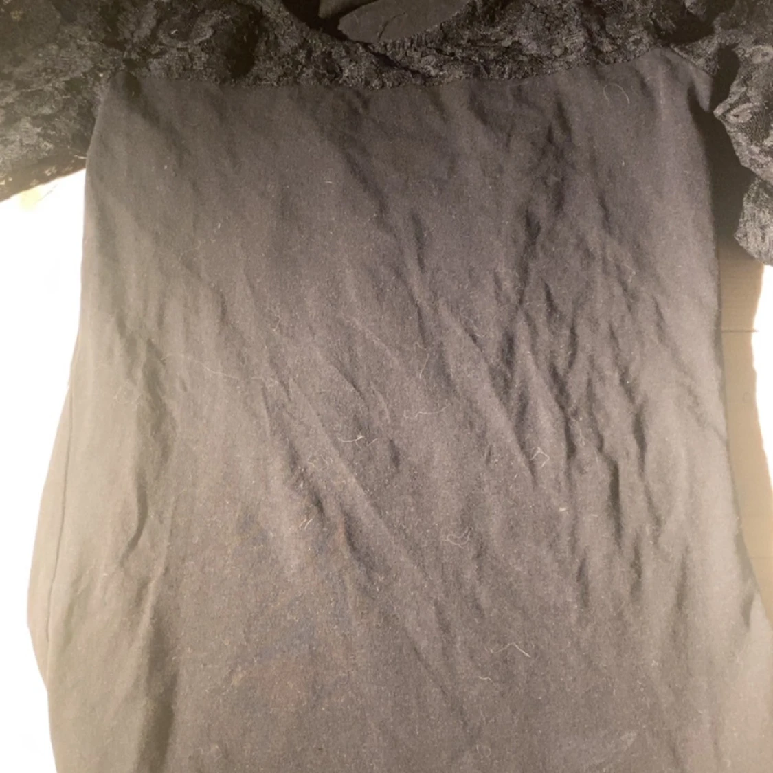 Svart t shirt med spets från Sisters