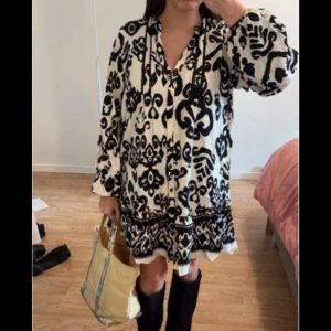 Svartvit mönstrad klänning från Zara - Säljer denna jättesöta klänning från Zara då den tyvärr inte kommer till användning längre💕💕 Endast använd några enstaka gånger!