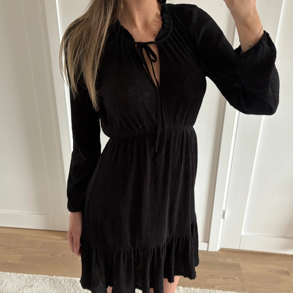 Svart klänning med volang från Mango - 3