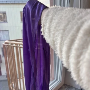 Lila Durag - Säljer en durag i glansigt satinmaterial. Den har en elegant och enkel design.