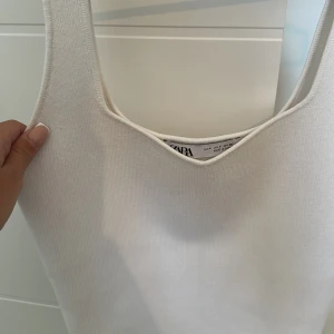 Vit top från Zara - Top från Zara, storlek S