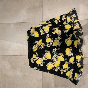 Somrig kjol!  - Säljer denna somriga kjol från gina tricot då den inte kommer till användning💞💞 