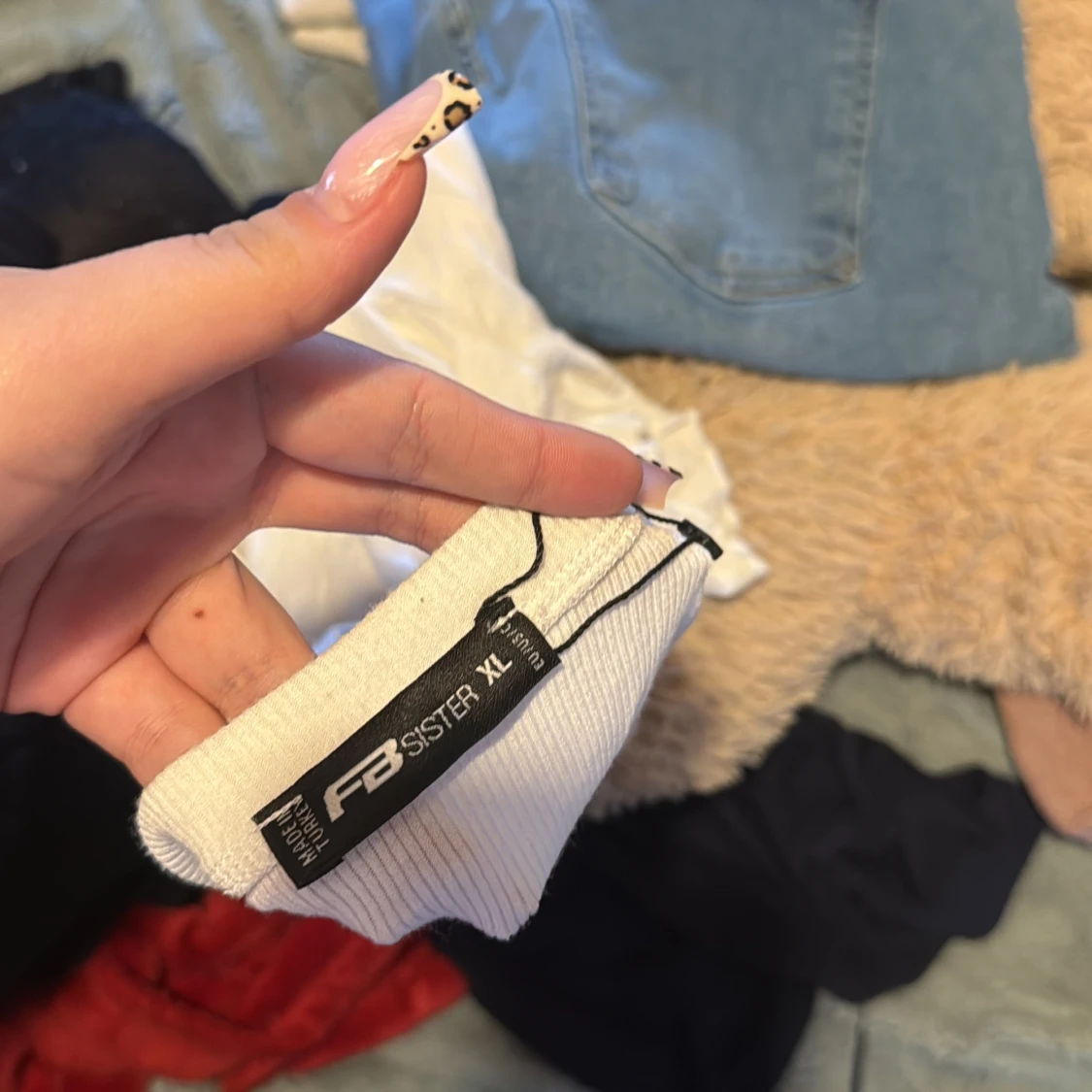 Vit croppad topp med ringdetaljer från FB Sister - 2