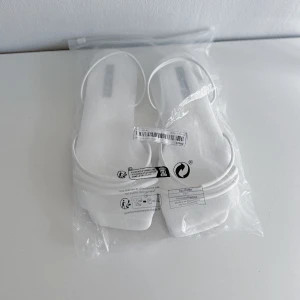 Vita finskor 🤍👡 - Ett par nya och oanvända fina vita finskor från SHEIN Planare Fashion i storlek 40. Ena skon har tyvärr lyckats blivit lite missfärgad på banden trots att dom enbart legat i förpackningen. FÖRST TILL KVARN!
