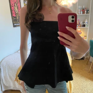 Svart tubtopp - Sååååå fin tubtopp med lite utsväng längst ner😍knappt använd!