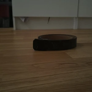 Svart skärp med klassiskt spänne - Säljer ett stilrent svart bälte med klassiskt metallspänne. Bältet har en slät yta och är gjort i skinn. Passar perfekt till jeans eller kostymbyxor. Enkelt att matcha med olika outfits. Om ni vill ha mer bilder säg till det är en L….V