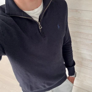  halvzip tröja från Polo Ralph Lauren! - stiliga ralph lauren half zip tröjan i färgen mörkblå   | storlek M | nypris 2300kr (kvitto finns ✅) | Skriv vid minsta tanke eller fundering💯