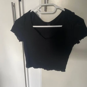 V-Ringad tshirt - Jätte fin t-shirts ribbad, v-ringad