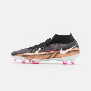 Nike Phantom GT2 Pro DF FG Fotbollsskor - Säljer ett par Nike Phantom GT2 Pro DF FG fotbollsskor med fasta dobbar. Skorna har en kombination av metallic koppar, svart, vitt och rosa detaljer. De har snörning och en strumpliknande passform för extra stöd. Använt max 3 gånger. Kom privat för fler bilder! Jag köpte dem för 1695kr på Zalando men osäker om Nike fortfarande säljer dessa skor. Skriv vid funderingar💞