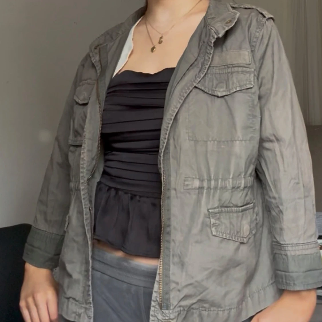 Grå utilityjacka med fickor