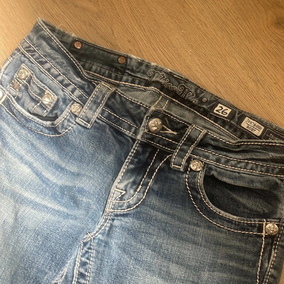 Blå jeansbyxor med broderade bakfickor från Miss Me - 3