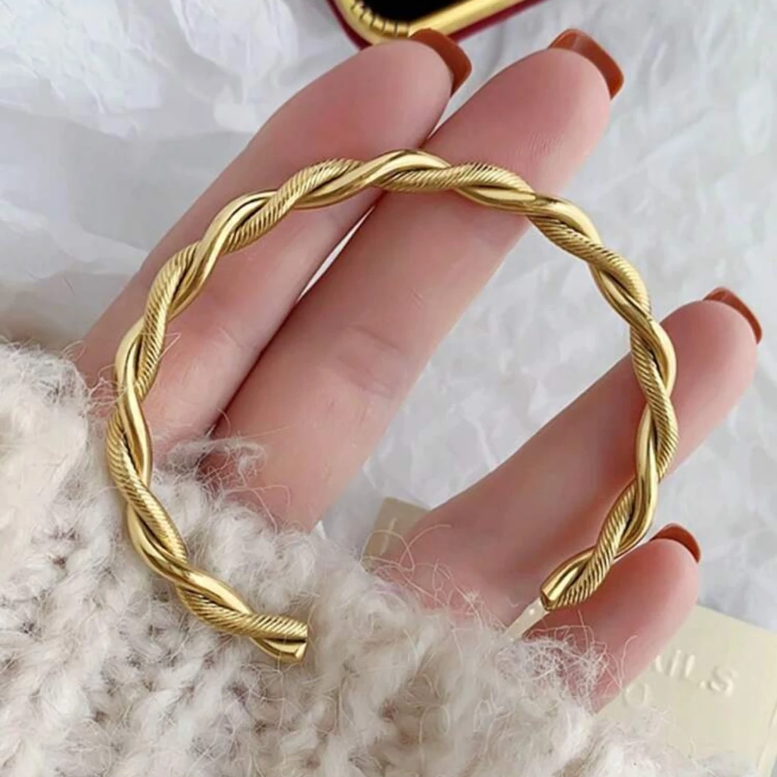 Guldfärgat  armband 