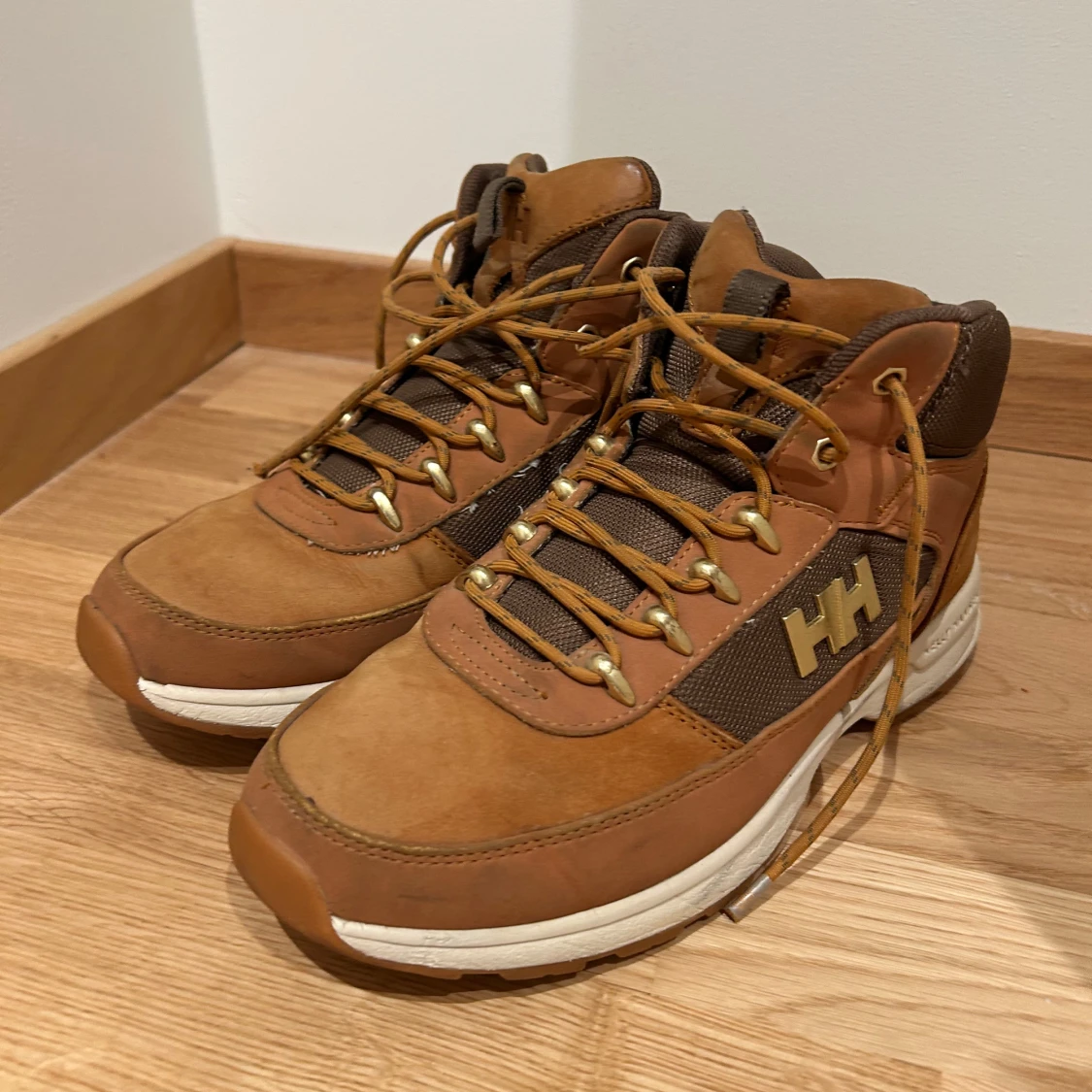 Bruna boots från Helly Hansen