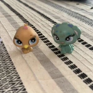 Littlest Pet Shop - Figurer - Fem söta Littlest Pet Shop-figurer i olika djurformer, perfekta för samlare eller lek. Färgglada och charmiga, passar dig som gillar att skapa egna berättelser och äventyr med dina favoritdjur. 150kr för alla!