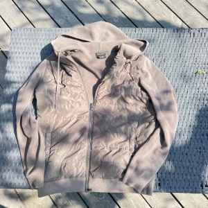 Cardigan Massimo Dutti - Säljer min cardigan . Jackan har är tillverkad i bomull. Perfekt för lager-på-lager och en avslappnad stil. Jen perfekt jacka till sommaren. Priset kan sänkas vid snabb affär 