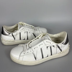 Valentino Open - Väldigt snygga och stilrena valentino open skor i riktigt fint skick! Storlek 41,5 men passar även större. Tillkommer OG valentino kort och kuvert. Hör av er vid frågor!